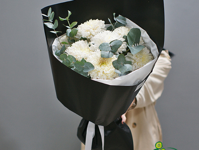 Букет из белых шаровидных хризантем Фото